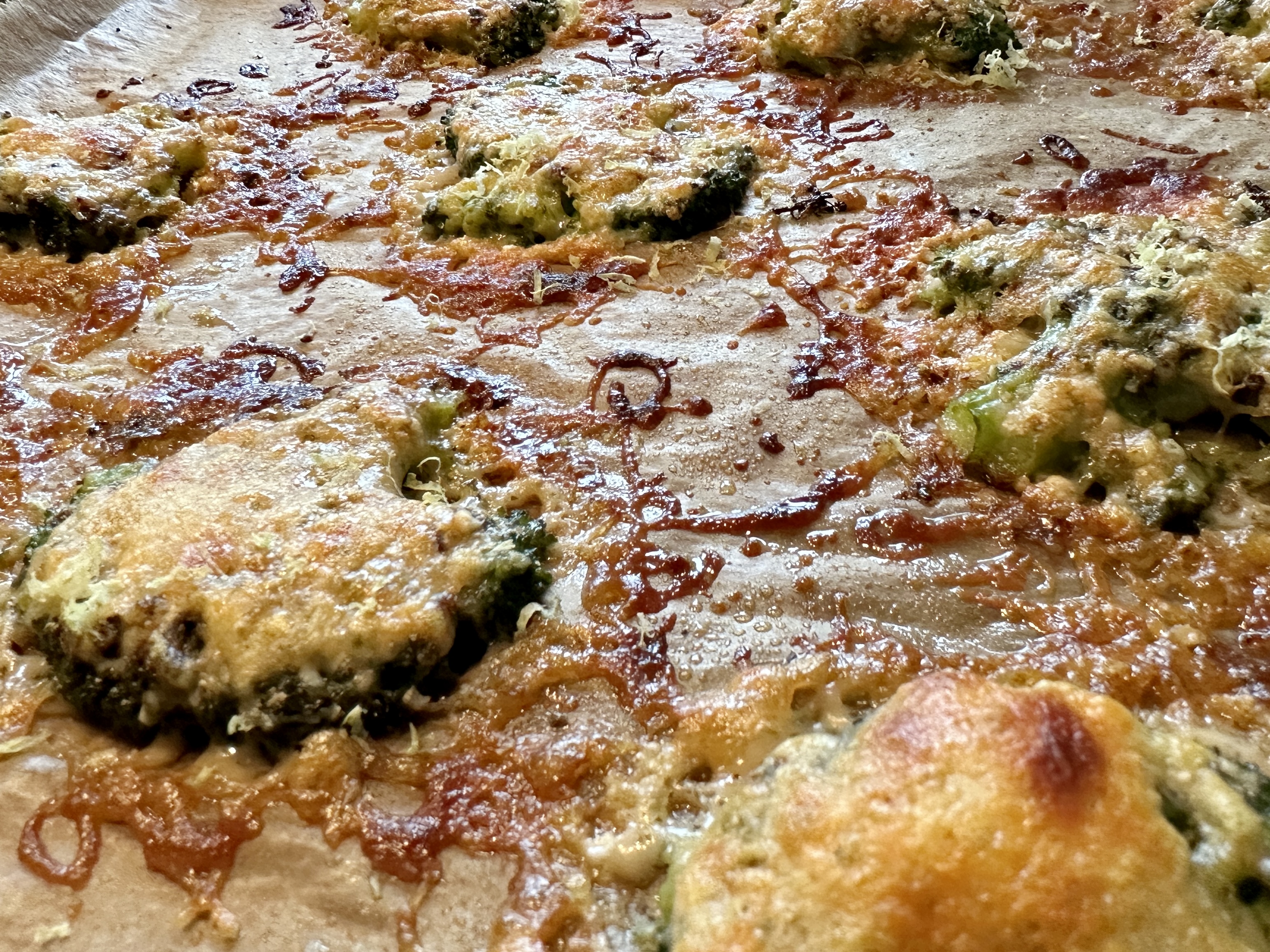 <i>Brokkoli-Taler</i><i>mit Parmesan</i><i>&uuml;berbacken</i>